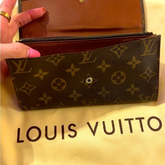 LV Sarah wallet, the call out is the zipper pull is not attached.